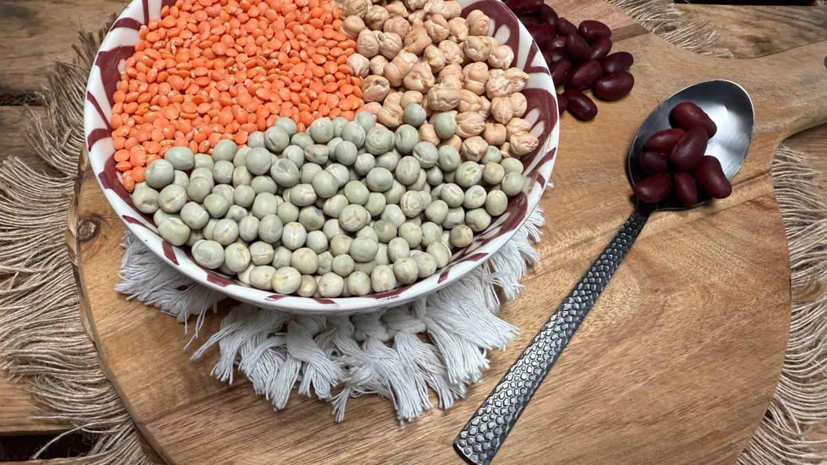 Verschiedene Hülsenfrüchte in einer Schüssel angerichtet. Uebersicht_Huelsenfruechte